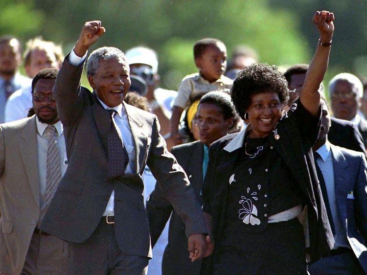 Ein historischer Moment: Nelson Mandela und seine damalige Frau Winnie am 11. Februar 1990.
