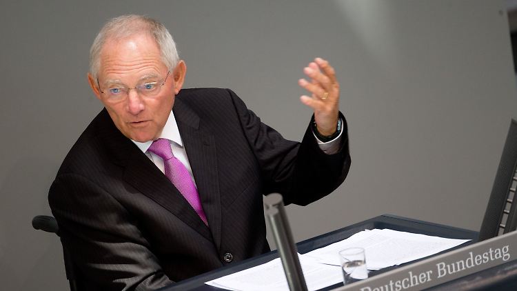 Dozierend am Rednerpult des Bundestages: Wolfgang Schäuble.