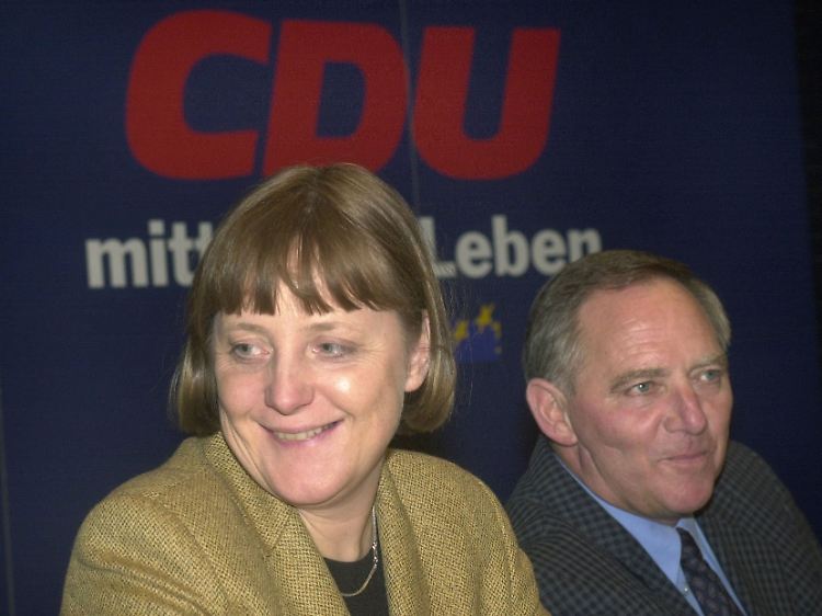 Machtwechsel im März 2000: Die in der Spendenaffäre unbelastete Angela Merkel übernimmt von Schäuble den CDU-Vorsitz.