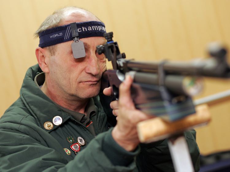 Beim Sportschießen wird die Waffe – entgegen ihrem militärischen oder jagdlichen Ursprung – als Sportgerät verwendet.