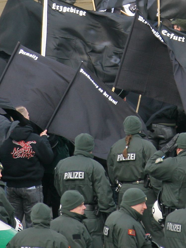Im vergangenen Jahr zogen Neonazis mit Fahnen unter Polizeischutz durch die Stadt.