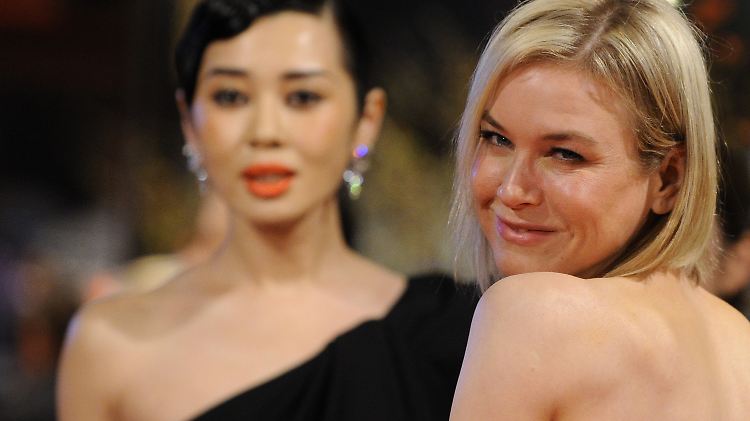 Die Jury-Mitglieder Renée Zellweger (r.) und Yu Nan auf dem roten Teppich am Potsdamer Platz - schulterfrei, den Minusgraden zum Trotz.