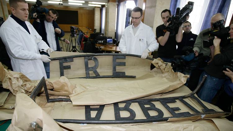 Dezember 2009: Die Polizei in Krakau zeigt den sichergestellten Schriftzug.