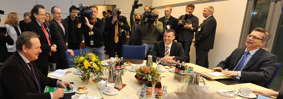 Hier noch gemeinsam am Tisch: Verdi-Chef Bsirske (l.) und Innenminister de Maizière.