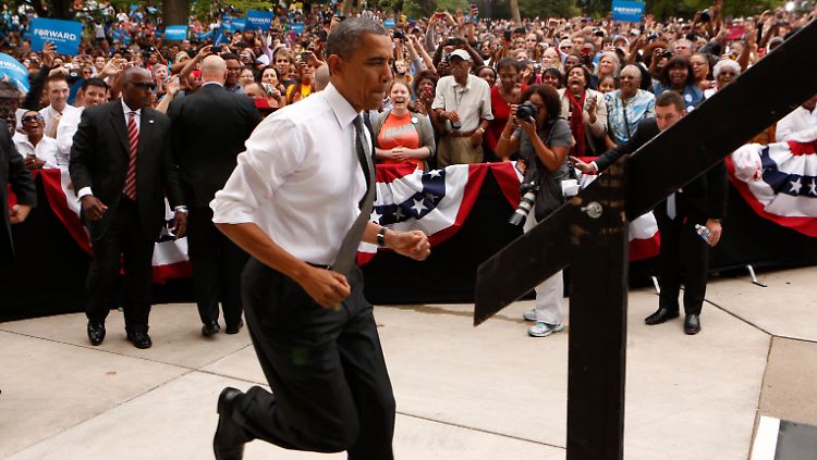 Im Laufschritt: Barack Obama vor Anhängern in Cincinnati, Ohio.