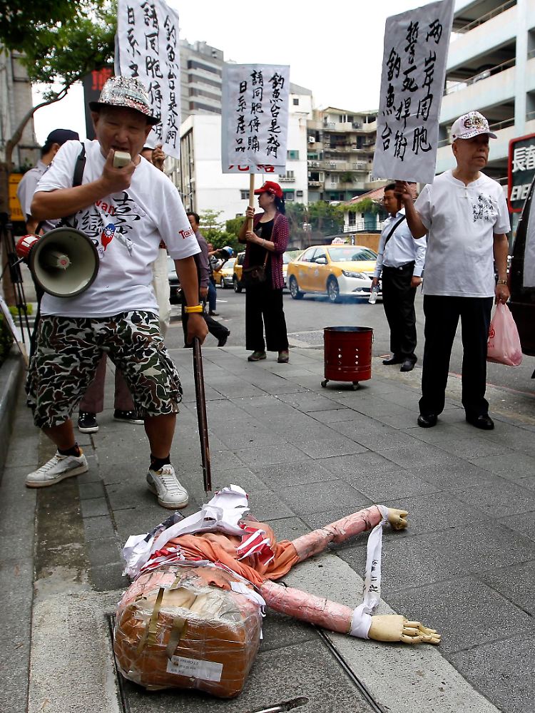 Demonstranten vor der japanischen Botschaft in Taipeh mit einer Puppe, die Japan symbolisieren soll.