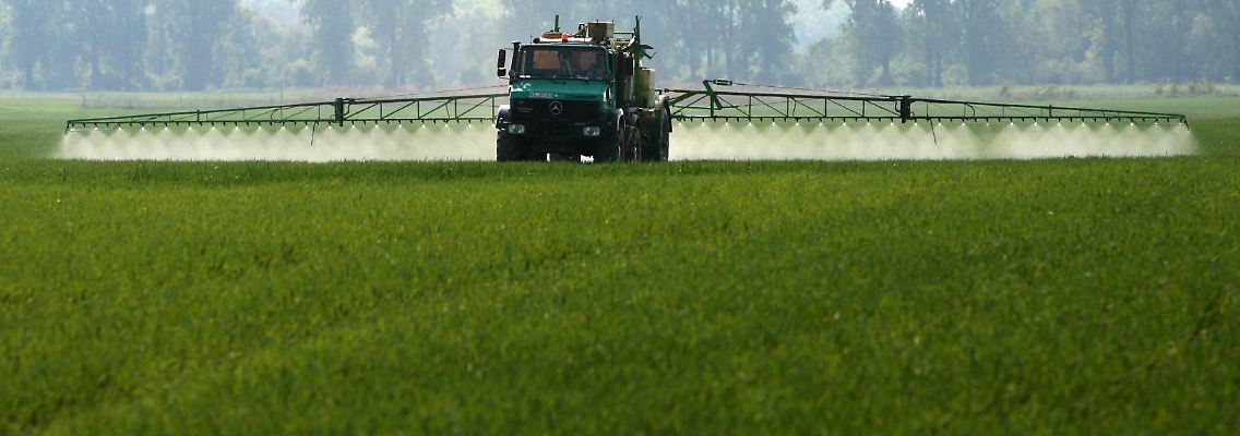 Pflanzenschutzmittel wird auf einem Feld versprüht.