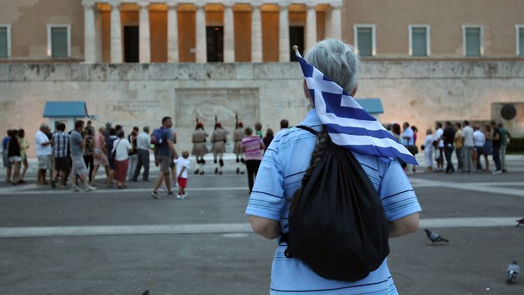 Eine ältere Frau findet sich vor dem griechischen Parlament zu einer Demonstration der "Empörten Griechen" ein.