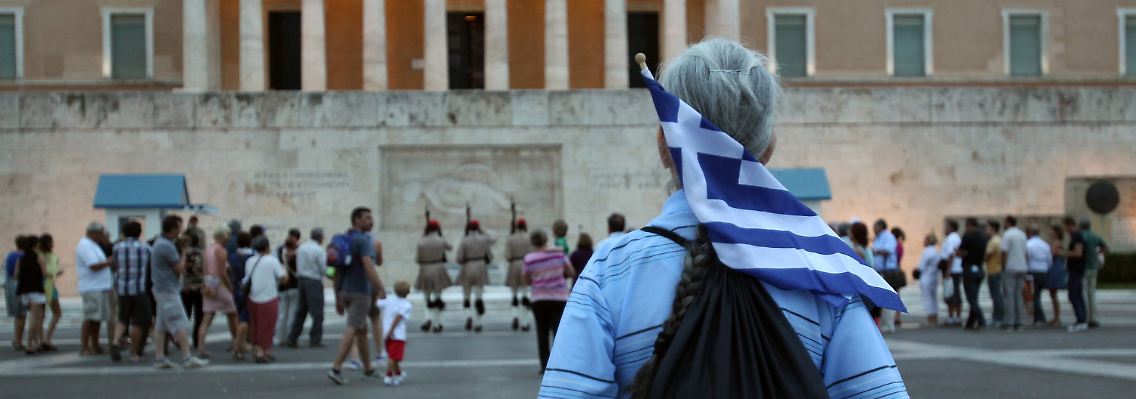 Eine ältere Frau findet sich vor dem griechischen Parlament zu einer Demonstration der "Empörten Griechen" ein.