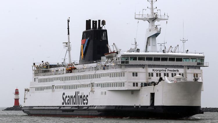 Scandlines-Fährschiff "Kronprins Frederik" fährt in den Hafen von Rostock ein.