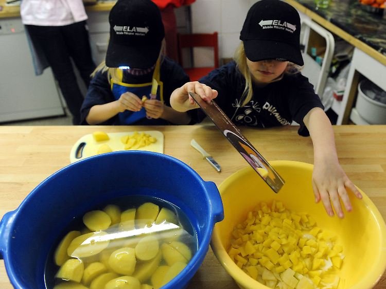 Im Kinderladen des Vereins "Rückenwind" in Bremerhaven helfen Kinder bei der Zubereitung des Mittagessens.