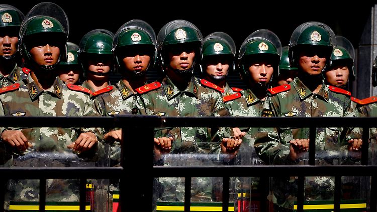 Hinter Barrikaden: Chinesische Paramilitärs bewachen während einer anti-japanischen Demonstration die japanische Botschaft in Peking.