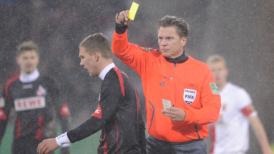 Kurzes Vergnügen: Lukas Podolski sah in Augsburg in der 69. Minute die Gelb-Rote Karte - neun Minuten nachdem er eingewechselt worden war.