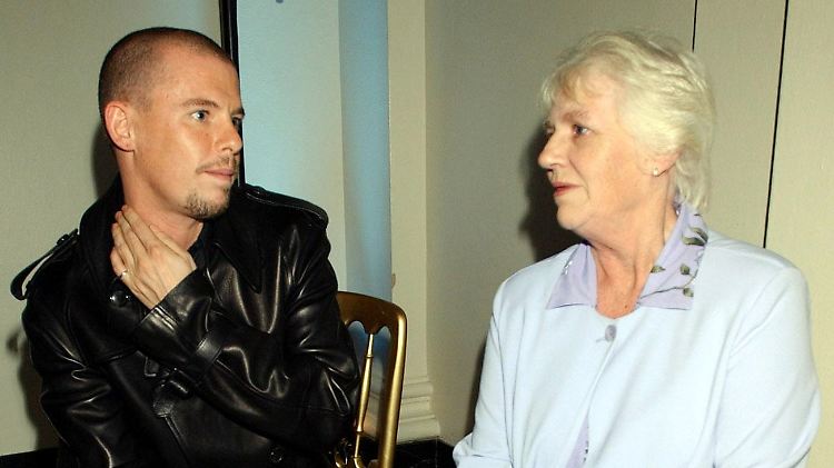 Alexander McQueen und seine Mutter Joyce.