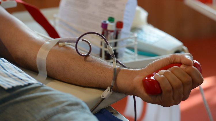 Eine Vollblutspende dauert ungefähr zehn Minuten. Mit ärztlicher Untersuchung und anschließender Ruhepause sollten Spender eine Stunde einrechnen.