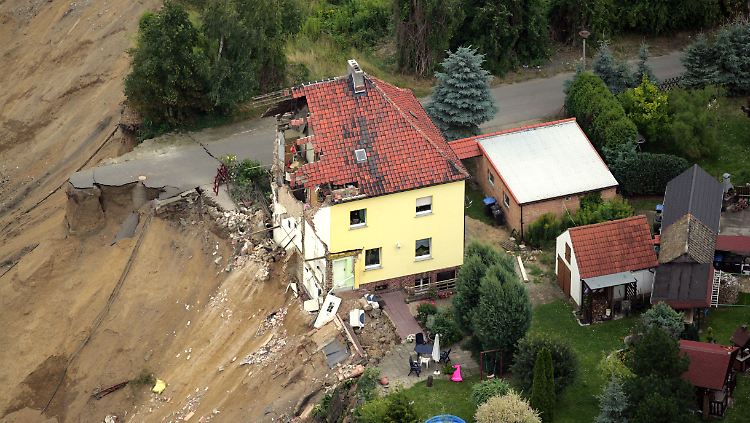 Im Juli 2009 brach in Nachterstedt ein 350 Meter breiter Landstreifen in den Condordiasee. Die genaue Ursache konnte noch nicht geklärt werden.