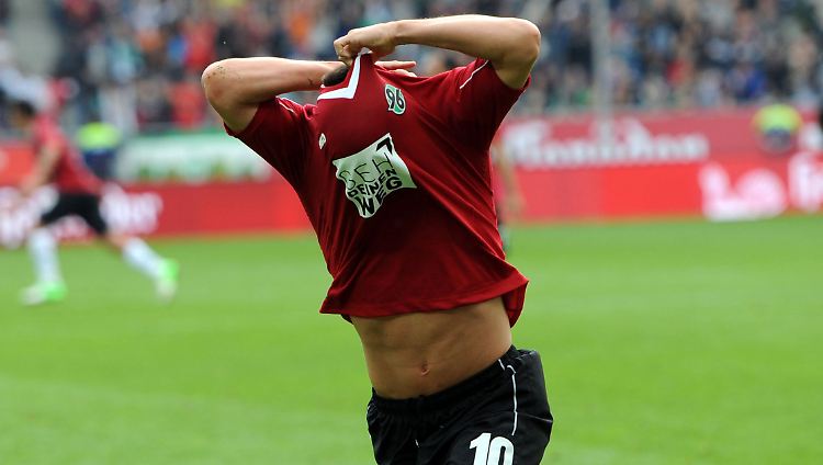 Das hätte er nicht tun dürfen: Szabolcs Huszti zeiht sein Trikot aus.