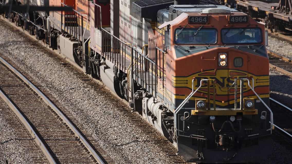 Ein Zug der Frachteisenbahn-Gesellschaft Burlington Northern Santa Fe.