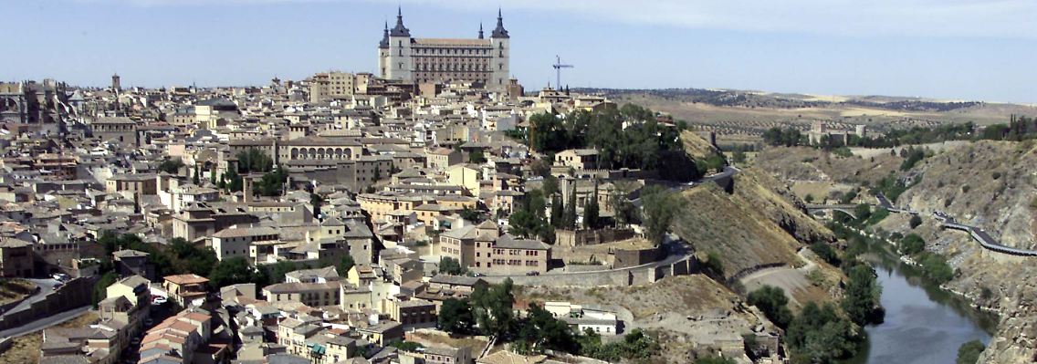 Toledo am Tajo: Die Kathedrale und der Alcazar-Palast überragen alle Giebel und Dächer.