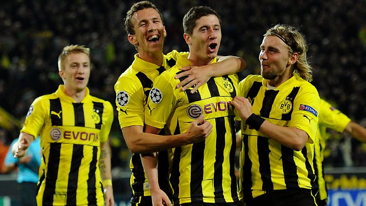 Marco Reus (von l., Ivan Perisic, Robert Lewandowski und Marcel Schmelzer feiern das Tor.