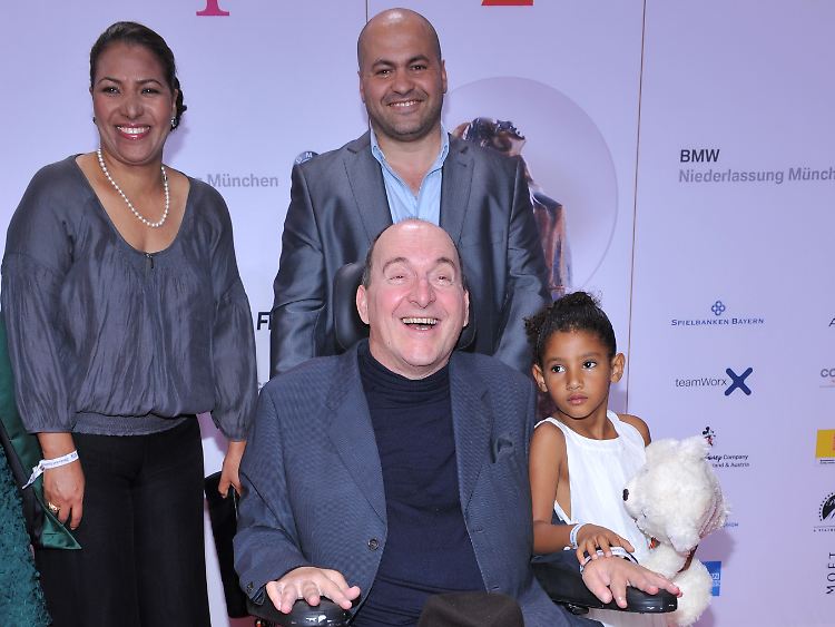 ... und im wahren Leben: Philippe Pozzo di Borgo, seine Schwägerin Naima Plaza, seine Tochter Wijdane und sein Pfleger Abdel Sellou im Juni 2012 in München bei einer Preisverleihung.