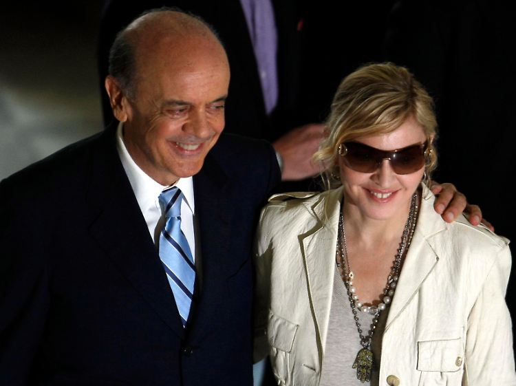 Nicht ihr Beuteschema: Mit dem Gouverneur Jose Serra traf sich Madonna zu Gesprächen über ein Hilfsprojekt.