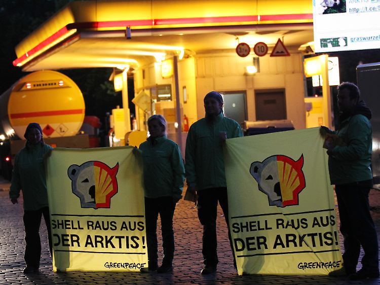 Greenpeace-Aktion vor einer Shell-Tankstelle in Hamburg. Bei Protesten in Holland gegen Shells erste arktische Ölbohrung sind 18 Umweltschützer festgenommen worden.