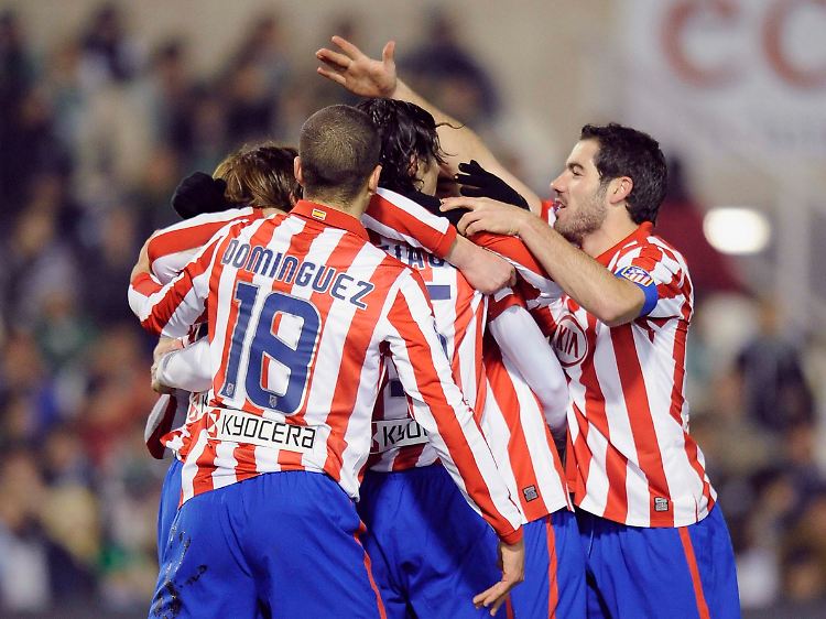 Da freuen sie sich: Die Spieler von Atlético Madrid feiern in Santander.