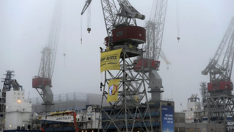 In Helsinki besetzte Greenpeace zwei finnische Eisbrecher, die bei den Ölbohrungen in der Arktis zum Einsatz kommen sollen.