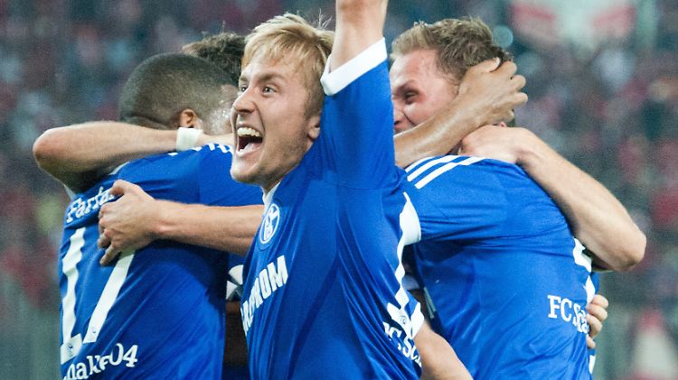 Schalker Jubel: Und Lewis Holtby freut sich am meisten.
