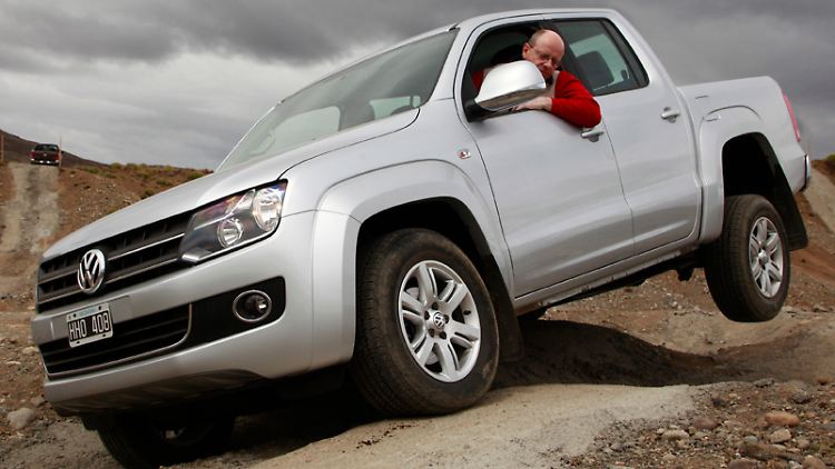 Auch wenn der Bodenkontakt einmal verloren geht, rollt der Amarok im Kriechgang unbeirrt weiter vorwärts.