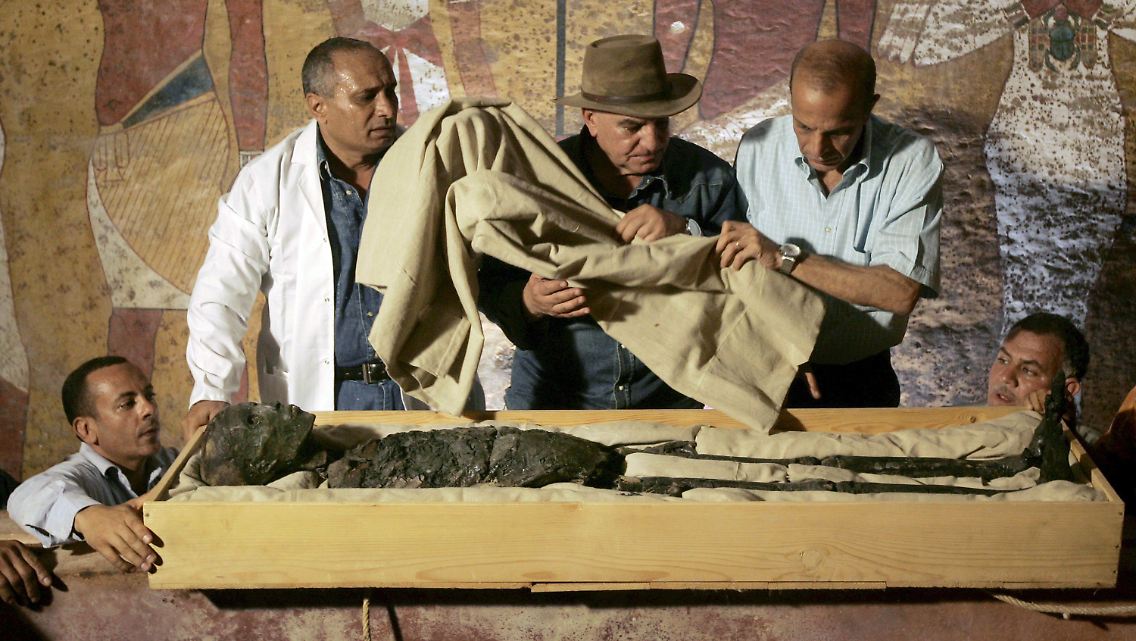 Hawass (M) präsentierte 2007 die Mumie von König Tutanchamun.