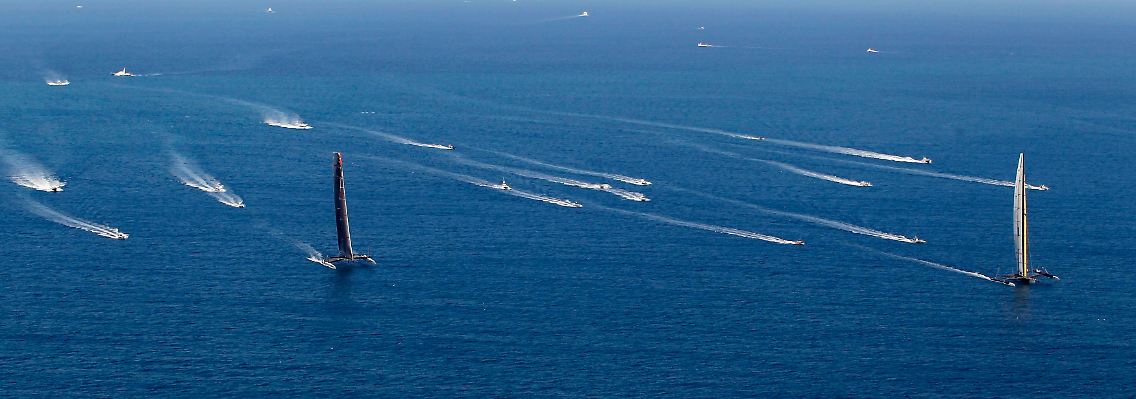 Um die Wette: America's-Cup-Herausforderer BMW Oracle Racing, rechts, und Titelverteidiger Alinghi.