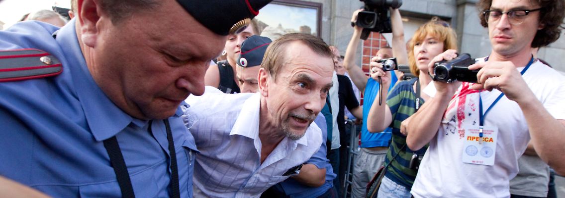 Der Bürgerrechtler Lew Ponomarjow - hier bei seiner Festnahme im Jahr 2010 - kritisierte die Entscheidung.