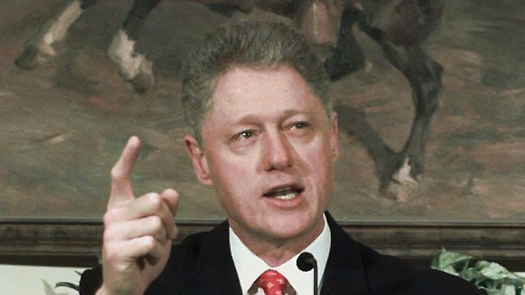 26. Januar 1998. In einer Pressekonferenz bestreitet Bill Clinton, Sex mit "dieser Frau, Miss Lewinsky", gehabt zu haben.