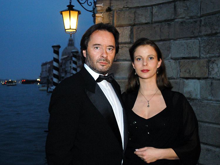 Seit dem fünften Brunetti-Film ist Uwe Kockisch in der Rolle des Commissario zu sehen. Seine Frau Paola wird von Julia Jäger gespielt.