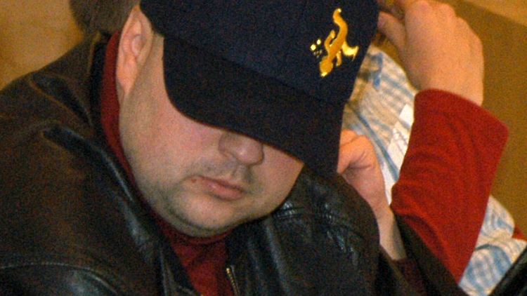 Thomas S. sitzt im November 2004 als Angeklagter im Prozess um den Vertrieb der verbotenen rechtsradikalen Rockband "Landser" im Landgericht in Dresden.
