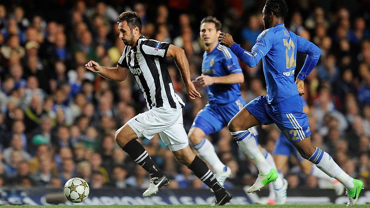 Juve-Spieler Mirko Vucinic setzt sich gegen die Chelsea-Akteure Frank Lampard und John Obi Mikel durch.