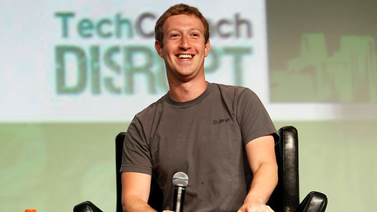 Mark Zuckerberg lächelt das Börsen-Desaster von Facebook weg.