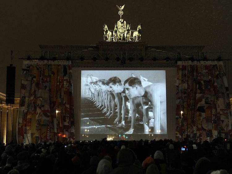 Im Rahmen der Berlinale wird "Metropolis" erstmals seit 83 Jahren am 12. Februar 2010 vor dem Brandenburger Tor wieder in einer fast kompletten Fassung auf einer Leinwand gezeigt.