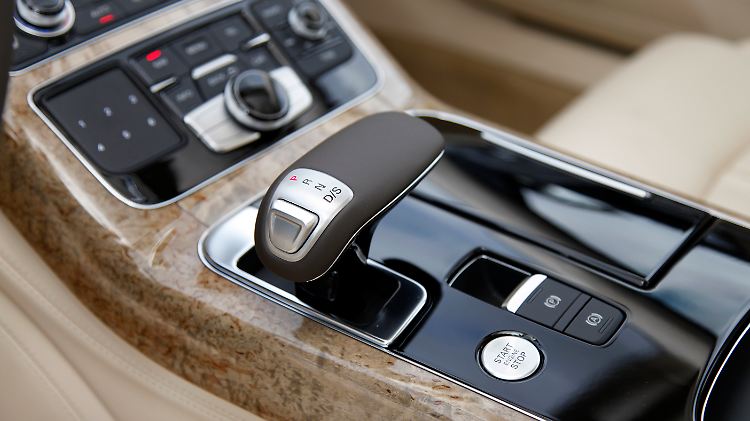 Auf dem Fahrerplatz darf man sich ein bisschen wie an Borsd eines Düsenjets fühlen. Der Hebel für die Automatik ist gleichzeitig eine Ablage für das Handgelenk bei der Bedienung des Multimediasystems.