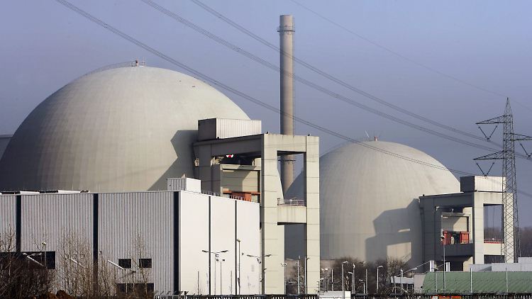 Eine Brücke ist eine Brücke ist eine Brücke: Das Kernkraftwerk Biblis.