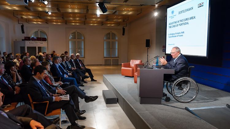 Finanzminister Schäuble  (rechts) redet, sein portugiesischer Kollege Gaspar (erste Reihe links) hört zu.