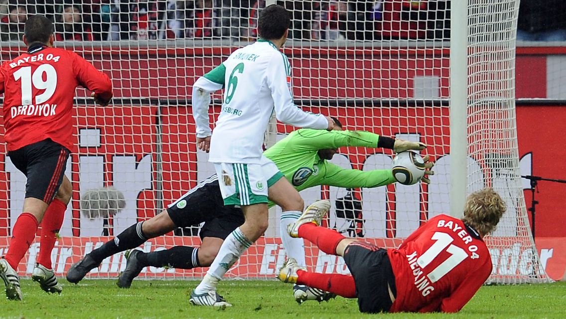 Hier scheitert Kießling noch, später trifft Reinartz für Leverkusen.