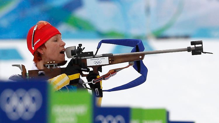 Kati Wilhelm beim Schießen im Stehen.
