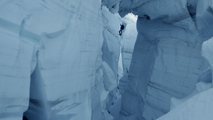 Spaltensturz während der Doppelbesteigung des Gasherbrum I+II, 1984 (Karakorum-Gebiet im Grenzgebiet von China und Pakistan), Maxime Belleville als Hans Kammerlander (nachgestellt)