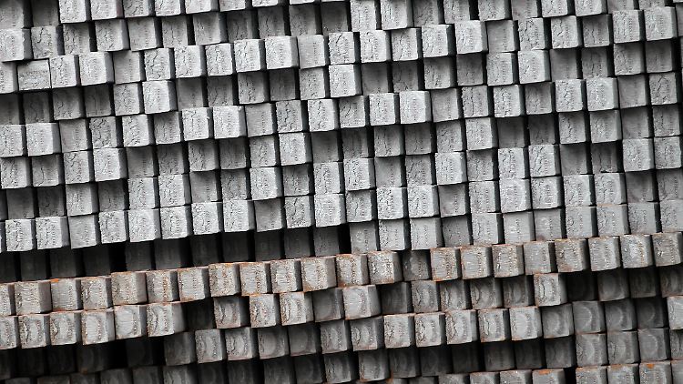 Stahl-Knüppel liegen im "Knüppellager" von ArcelorMittal in Hamburg. Der Blick auf die Dinge, die da wirtschaftlich für die Eurzone noch kommen mögen, ist krisenbedingt schwierig.
