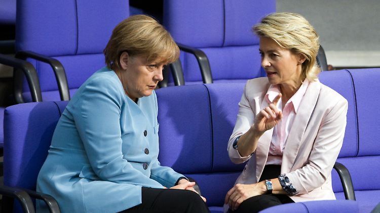 Sie erklärt, aber dringt sie noch durch? Merkel und von der Leyen.