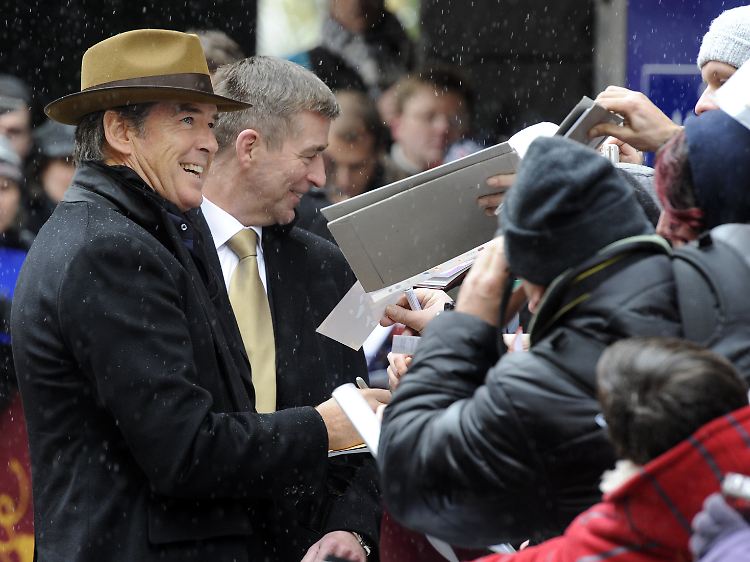 Pierce Brosnan trifft auf seine Fans.