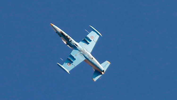 Ein Kampfjet von Assads Luftwaffe, die vor der Explosion einen Angriff flog.